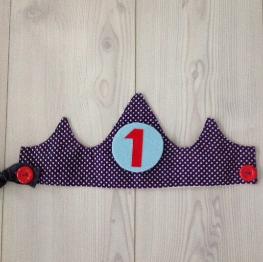 Een zelfgemaakte verjaardagskroon die je elk jaar kunt gebruiken - DIY fabric birthday crown tutorial
