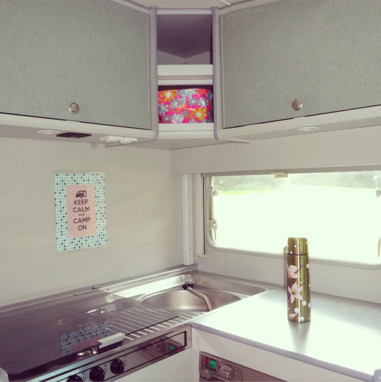 Zomerhuis op wielen de 10 leukste ideeën om een caravan te pimpen - keukentje - vintage retro caravan trailer diy camper Beyerland