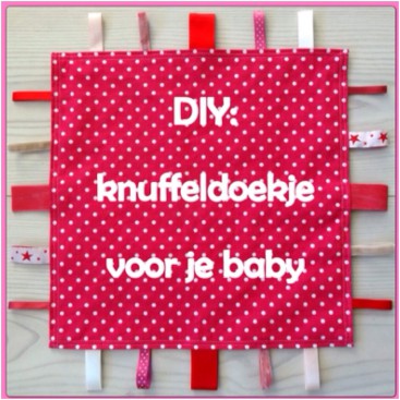 DIY: een knuffeldoekje voor je baby zelf maken. Een knuffeldoekje is eigenlijk het eerste waar je baby mee kan spelen. Door aan de lintjes te frunniken en de stof te voelen oefent je baby zijn tastzin, door het in zijn handjes te houden en er aan te sabbelen. Het is een leuk en makkelijk project om zelf te maken. Zo kun je een knuffeldoekje voor je baby zelf maken.