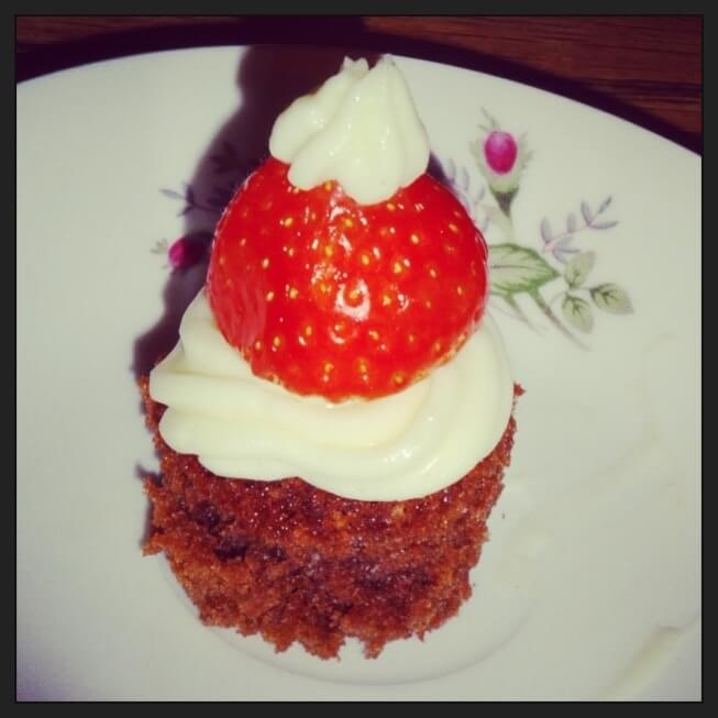 De leukste kindvriendelijke recepten voor kerstdiner en kerstontbijt - op school en thuis - kerstmannetje brownie en aardbei