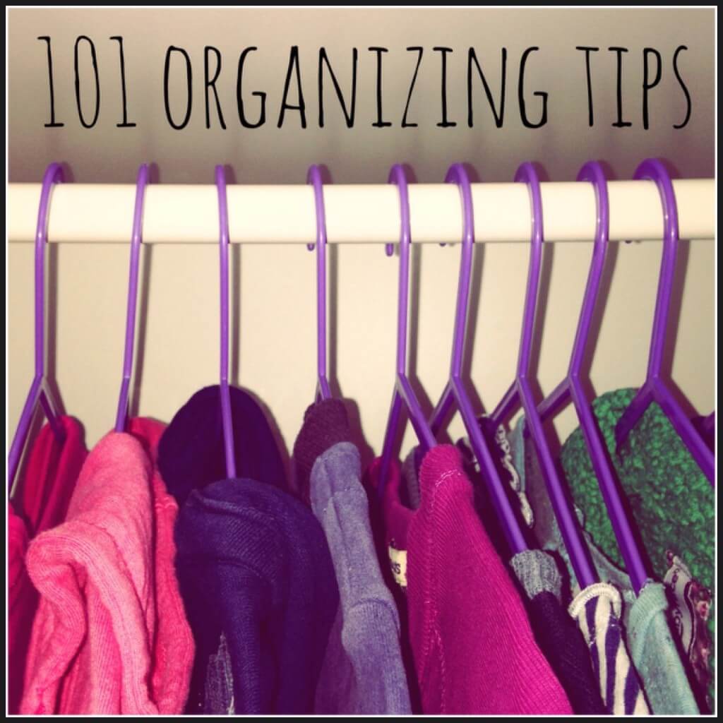 101 organizing tips voor een opgeruimd huis met kids. De kinderkast wordt een stuk overzichtelijker als je alles op hangertjes hangt. Bijkomend voordeel: als de kleding uit de wasmachine komt hang je het op hangertjes en als het droog is kan het zo de kast in. Als je bij grote ketens kinderkleding koopt kun je de hangers meenemen en vaak kun je er nog wat extra vragen.