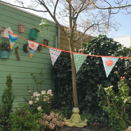 De leukste slingers voor je kind: vlaggetjes voor binnen en buiten. Deze slinger van Engelpunt is van gerecyclede petflessen gemaakt, dus duurzaam. En ook in de tuin te gebruiken.