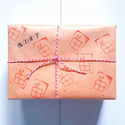 Sinterklaascadeaus inpakken: pakjes leuk versieren, gewoon cadeaupapier stempelen, DIY Sinterklaascadeaupapier