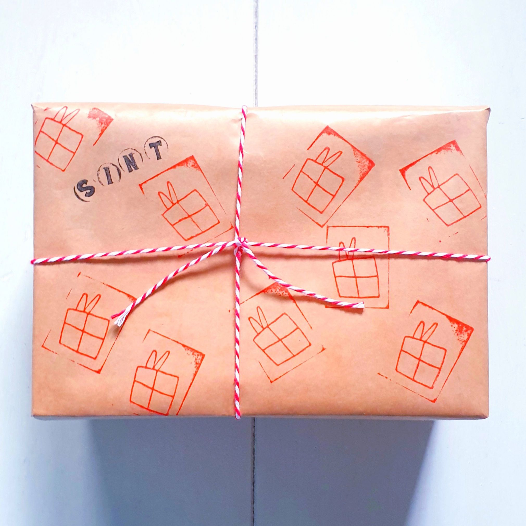 Sinterklaascadeaus inpakken, pakjes leuk versieren. Heb je geen cadeaupapier in huis? Dan kun je van dat stevige bruine inpakpapier gebruiken. Hiermee kun je cadeaupapier stempelen, DIY Sinterklaascadeaupapier. 