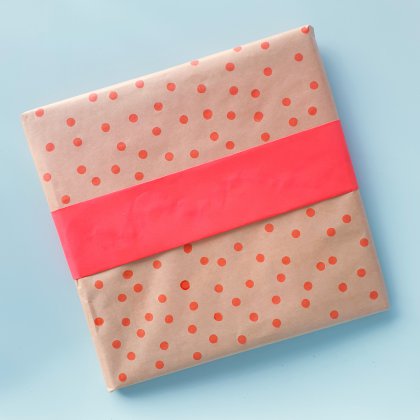 Sinterklaascadeaus inpakken: pakjes leuk versieren, gewoon cadeaupapier stempelen, DIY Sinterklaascadeaupapier