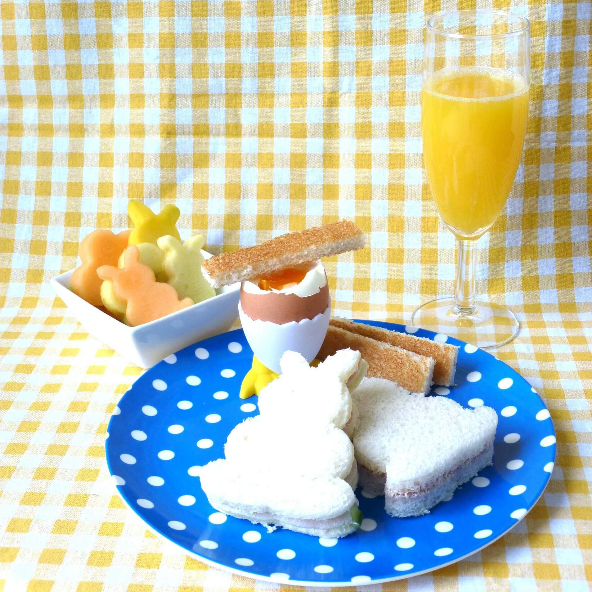 Recepten voor de paasbrunch en het paasontbijt met kinderen, zoals sandwiches en paasfruitsalade