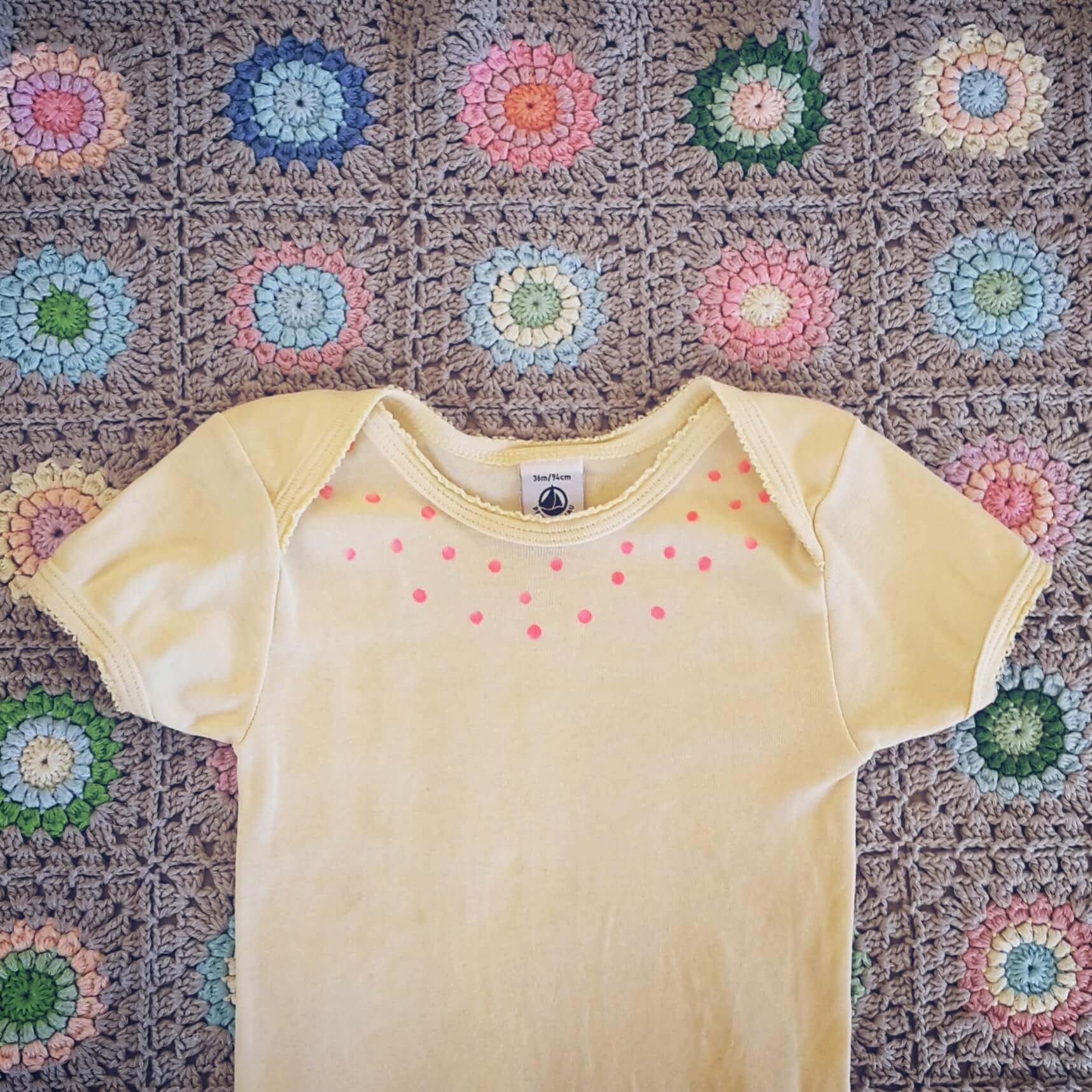 Pimpen met textielstift: zo knap je een oud shirt of romper op