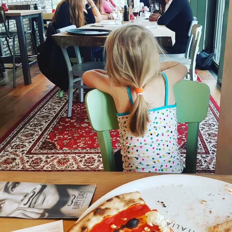 Kindvriendelijke restaurants in Amsterdam: uit eten met kinderen. In Amsterdam vind je heel veel kindvriendelijke restaurants en andere leuke horeca voor gezinnen met kinderen. In dit artikel verzamel ik al die leuke plekken met kinderen en tieners: restaurants, café's, koffiebarren, lunchtentjes, terrassen en meer. Zoals Happy Italy in de Rivierenbuurt in Amsterdam Zuid.