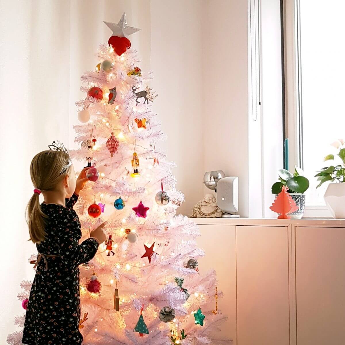 roem meisje verticaal Ideeën voor een kindvriendelijke kerstboom, ook duurzame keuzes Leuk met  kids