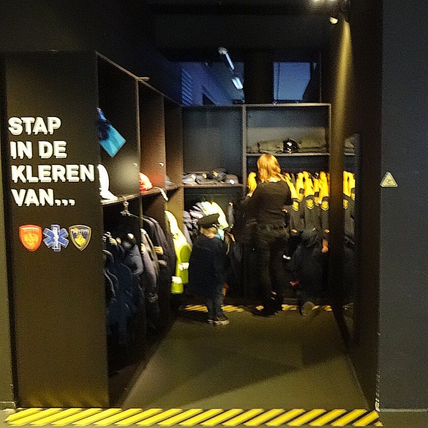 Uitje met de kids politie, ambulance en brandweer kijken in het PIT Veiligheidsmuseum