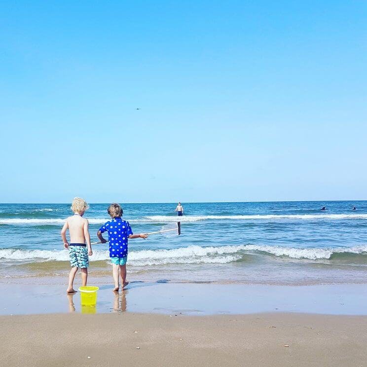 strand in Castricum bij Deining aan zee