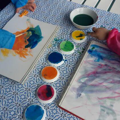 Peuter verjaardag: cadeau ideeën voor kinderen van 2 of 3 jaar. Spullen om te knutselen, tekenen of verven zijn leuk. De waterverf van Djeco heeft mooie intense kleuren, dat heeft veel waterverf niet.