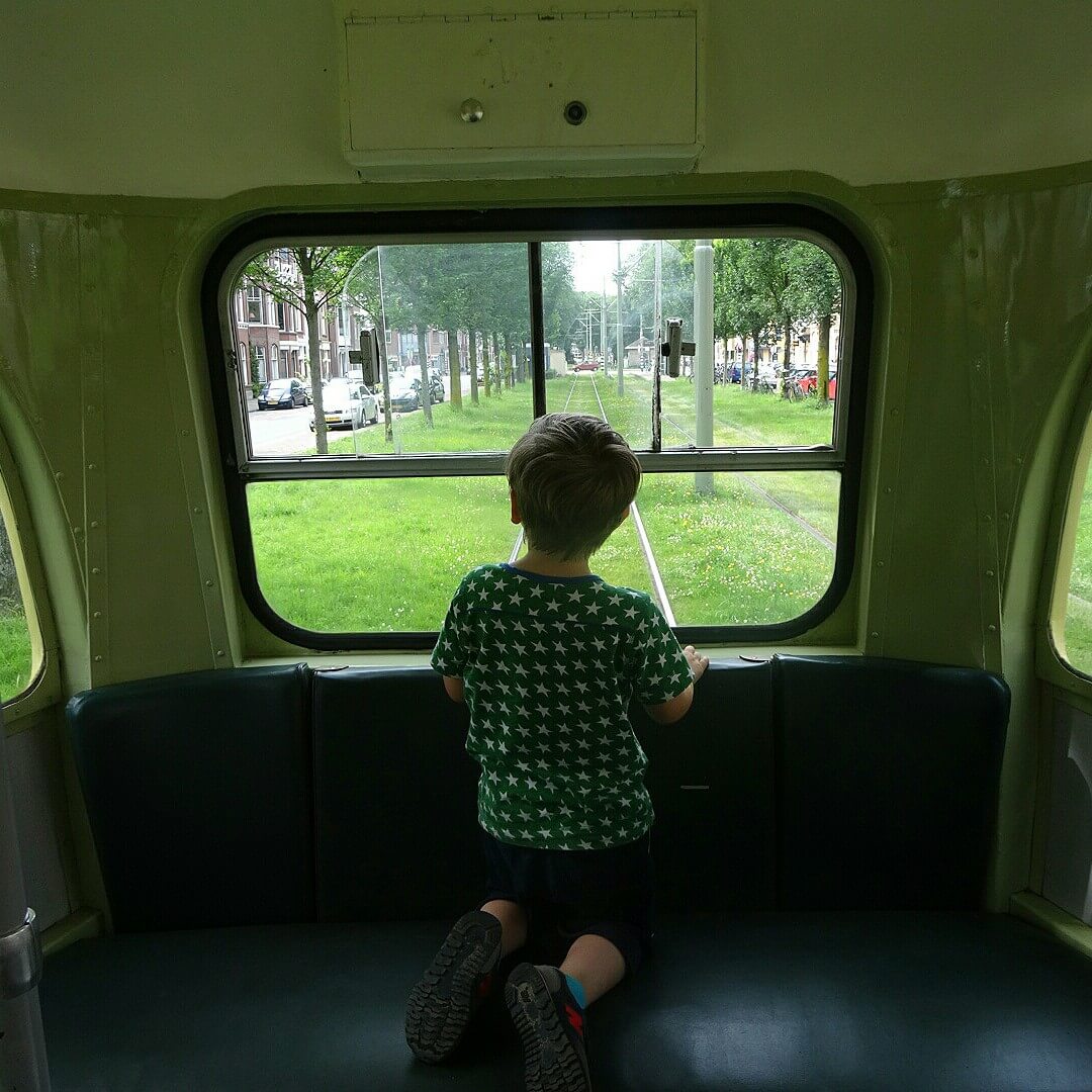 Tourist Tram in Den Haag is een leuke indoor activiteit, waarbij je toch af en toe naar buiten gaat, ideaal voor een wisselvallige dag. Het is een mooie oude museumtram, eigendom van het Haags Openbaar Vervoermuseum. De tram rijdt een rondje en stopt op 14 haltes. Je kunt zo vaak je wil in- en uitstappen, want de tram gaat ieder half uur. We gingen met ons peuter meisje van 2 jaar en onze kleuter jongen van 4 jaar.