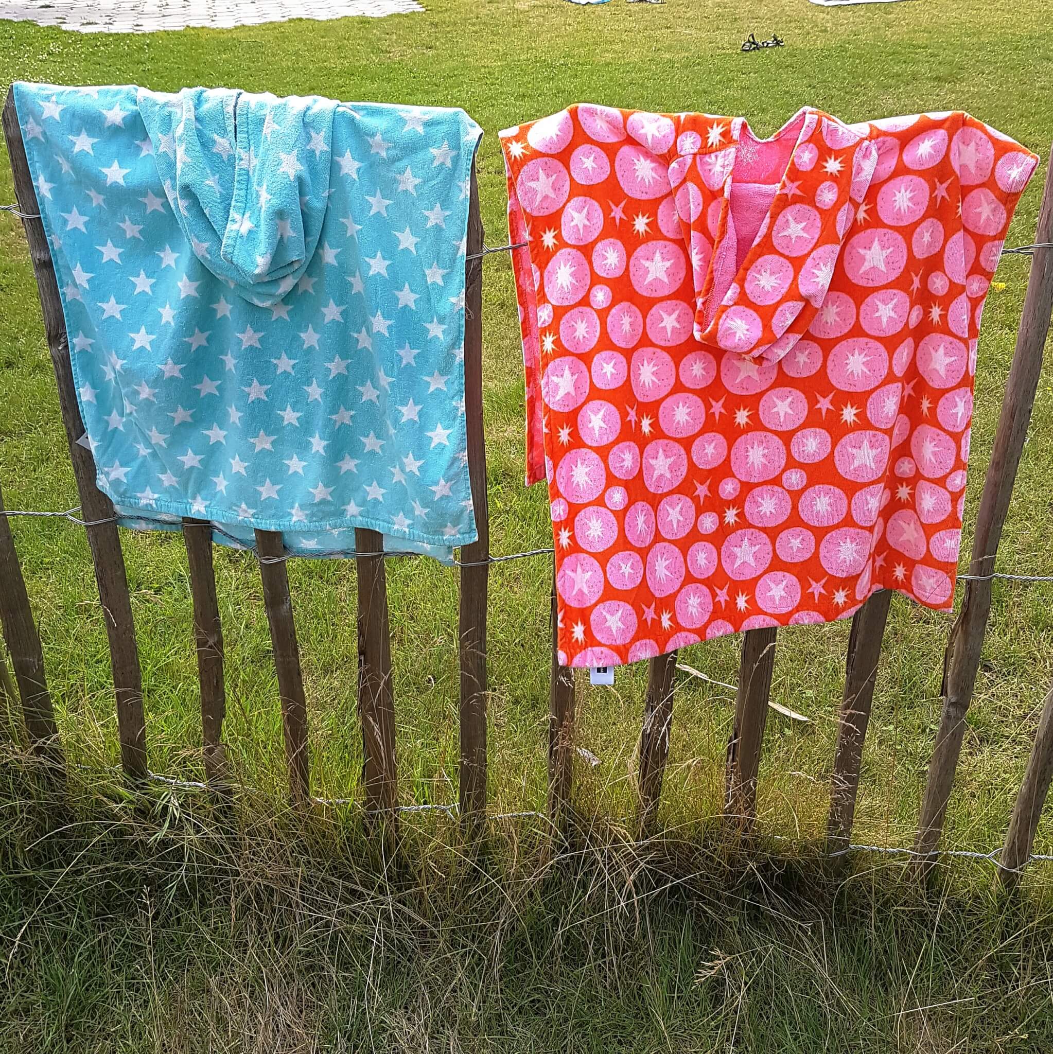 Strandponcho voor volwassenen en kinderen, handig na het zwemmen. Een strandponcho is niet alleen handig voor kinderen, maar deze surfponcho's zijn ook fijn voor tieners en volwassenen. Zo'n badhanddoek met capuchon is ideaal na het zwemmen, op het strand en in het zwembad. Deze van de Hema is voor kleine kinderen.