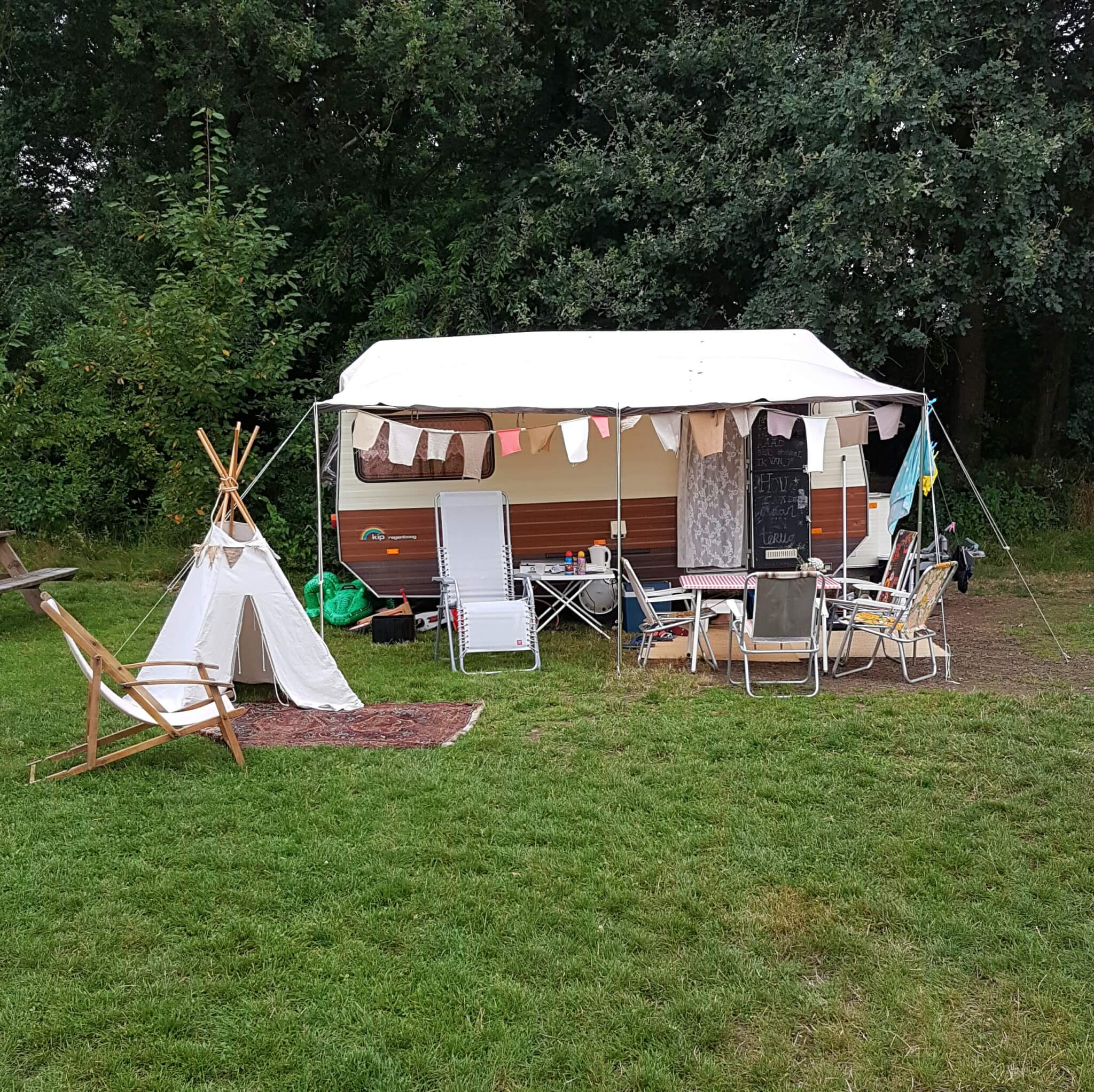 Hippe sleurhut de voortent en de buitenkant van je caravan pimpen