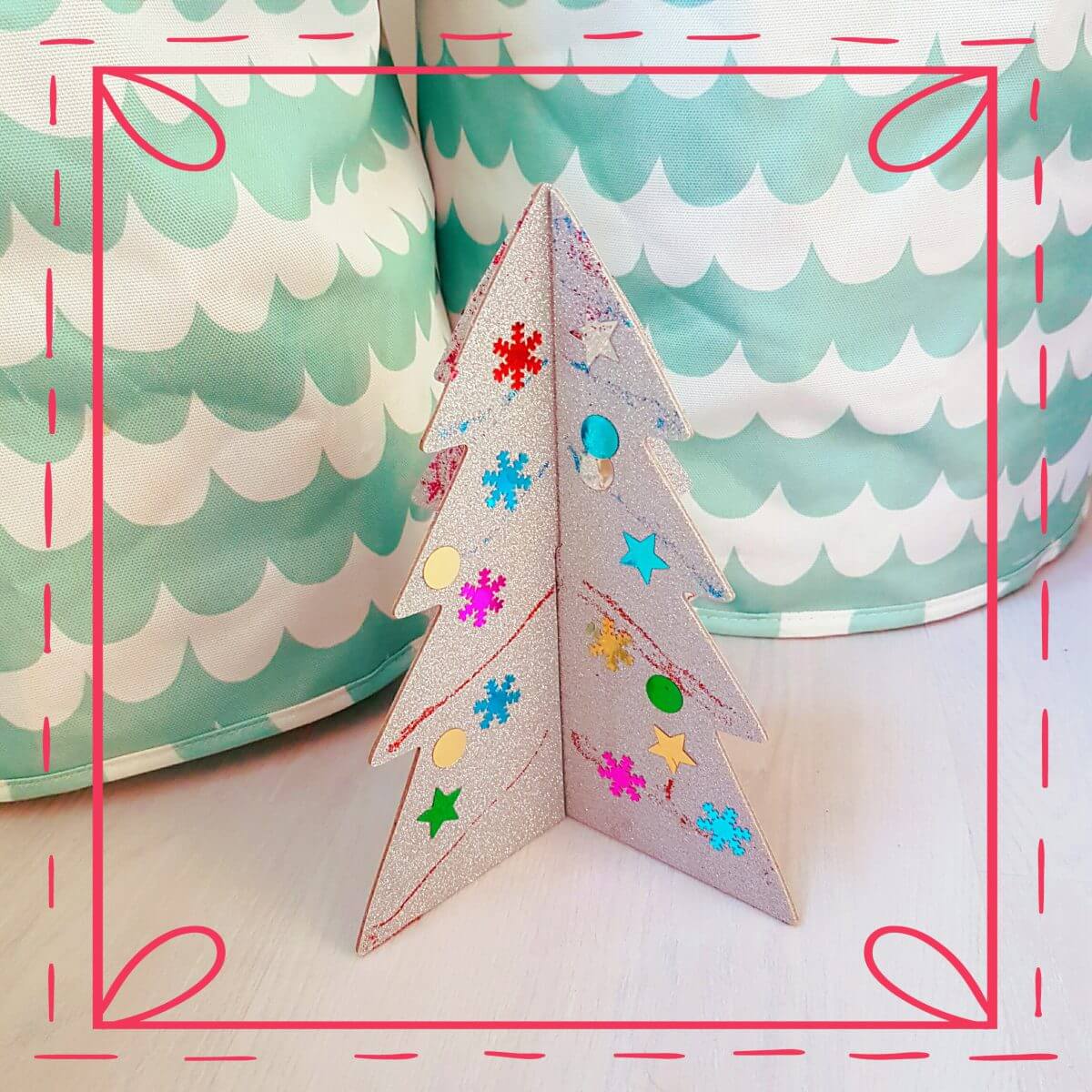 Kerst knutselen: ideeën voor peuters, kleuters, kinderen, tieners. Samen kerst knutselen is heel gezellig met kerstmis! En hier vind je de leukste ideeën om te knutselen met kerst. Zoals deze kerstboom van gekleurd papier en glitters. 