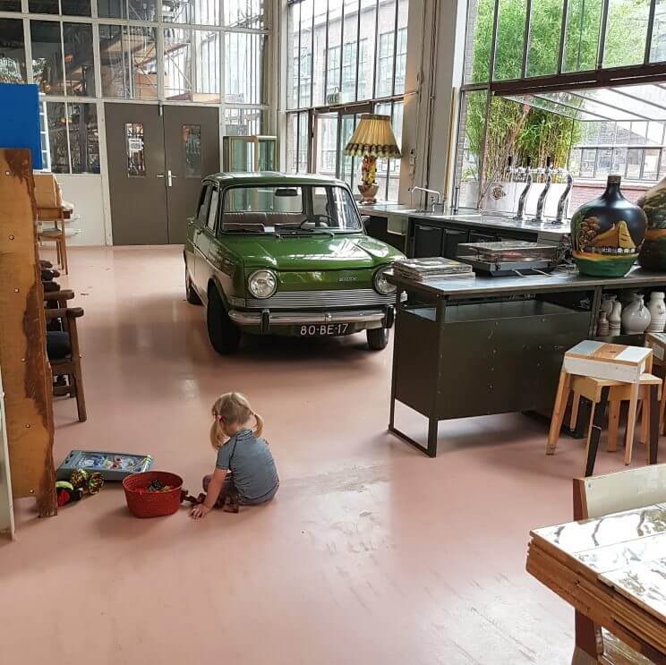 Eindhoven in de provincie Noord Brabant is een fijne stad voor wie van design houdt. Het centrum heeft veel leuke winkels en restaurants. DAF Museum staat vol grote trucks en kleine DAF autotjes, lekker nostalgisch! Strijp-S is een super leuk gebied om doorheen te lopen, de kids lekker te laten spelen, industriële geschiedenis te laten zien en ondertussen mooie foto’s te maken. Piet Hein Eek zit hier ook met zijn werkplaats en restaurant. Pluktuin Philips Fruittuin ligt vlakbij en aangelegd door Anton Philips. 