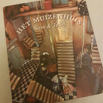 Het Muizenhuis bestaat echt, het is een gigantisch poppenhuis voor muizen. De foto's in het boek zijn van dit echte muizenhuis, de verhalen over de brutale Julia en de verlegen Sam vinden onze kinderen fantastisch. En weet je dat je van het Muizenhuis ook allerlei leuke cadeautjes kunt kopen? Natuurlijk de muizen, maar bijvoorbeeld ook knutselpakketten en kaarten.