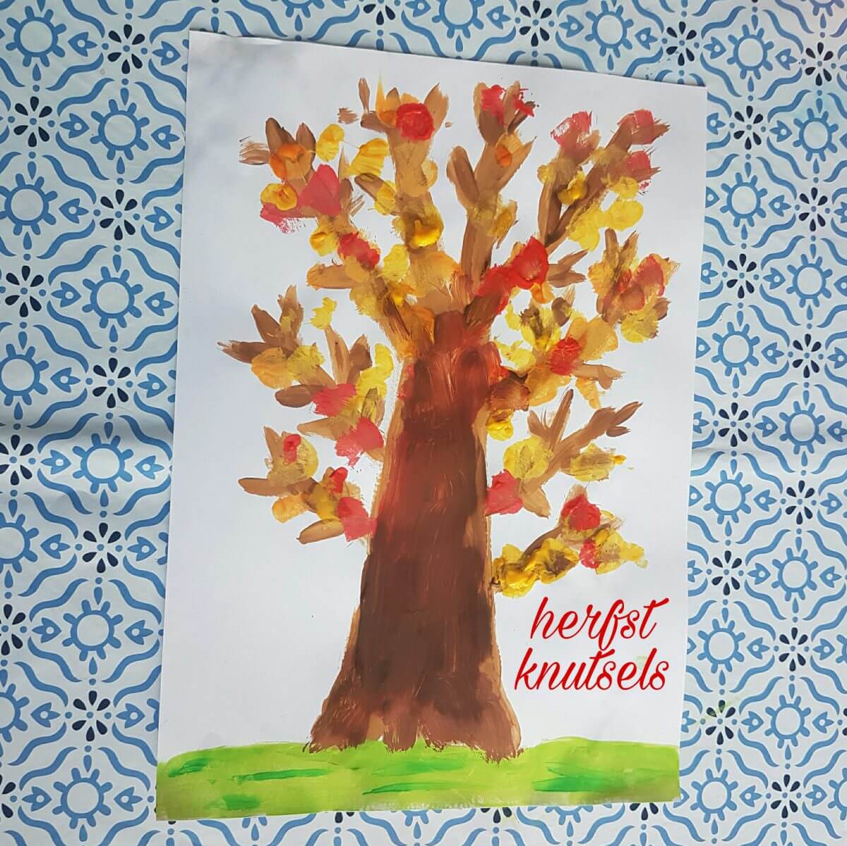 Herfst knutselen met kinderen: blaadjes, kastanjes, eikels en meer ideeën - herfstboom schilderen