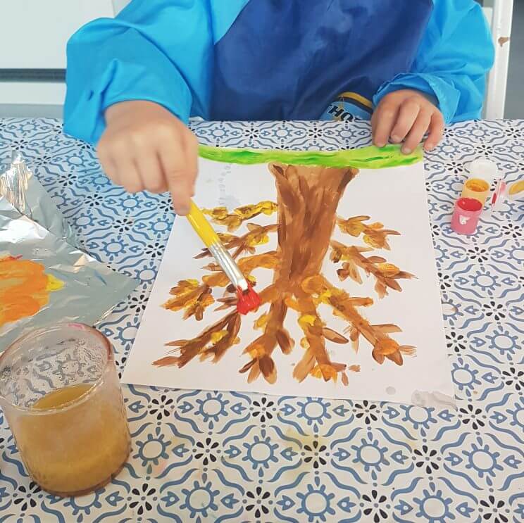 Herfst knutselen met kinderen: blaadjes, kastanjes en meer ideeën. Zoals een herfst boom schilderen. Leuk voor peuters, kleuters en grotere kinderen.