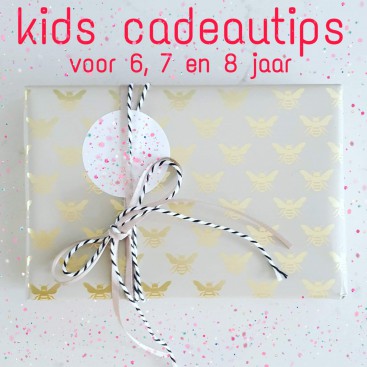 Verjaardag cadeau ideeën voor kinderen van 6, 7 of 8 jaar. Wat koop je voor de zesde, zevende of achtste verjaardag van je eigen kind, of van een ander kind? Of voor Sinterklaas of kerst? Wat past bij een kind in de onderbouw van de basisschool? Leuke dingen genoeg! In dit artikel laat ik je leuke cadeau ideeën zien voor kinderen van 6, 7 of 8 jaar, voor zowel jongens als meisjes. Wat denk je van een stoere rugzak, fiets, muziek, fotocamera of iets voor de kinderkamer? Kijk snel verder voor heel veel verjaardagscadeaus!