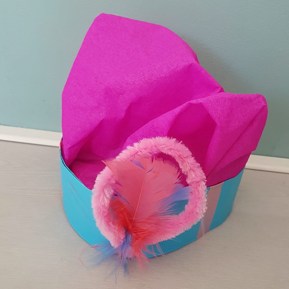 Sinterklaas knutselen: leuke ideeën voor Sint en Piet. Feestdagen stimuleren altijd enorm om leuke dingen zelf te maken en te knutselen: van knutselwerkjes voor de kids en lekkere dingen, tot poppetjes, huisjes, schilderijtjes van Sint en Piet en een zelfgemaakte zak van Sinterklaas. Zelfgemaakte knutselwerkjes van je kind zijn misschien wel het leukst. In dit artikel vind je heel veel leuke ideeën om samen te knutselen voor Sinterklaas. Zoals een zelfgemaakte Pietenmuts, leuk voor peuters en kleuters.