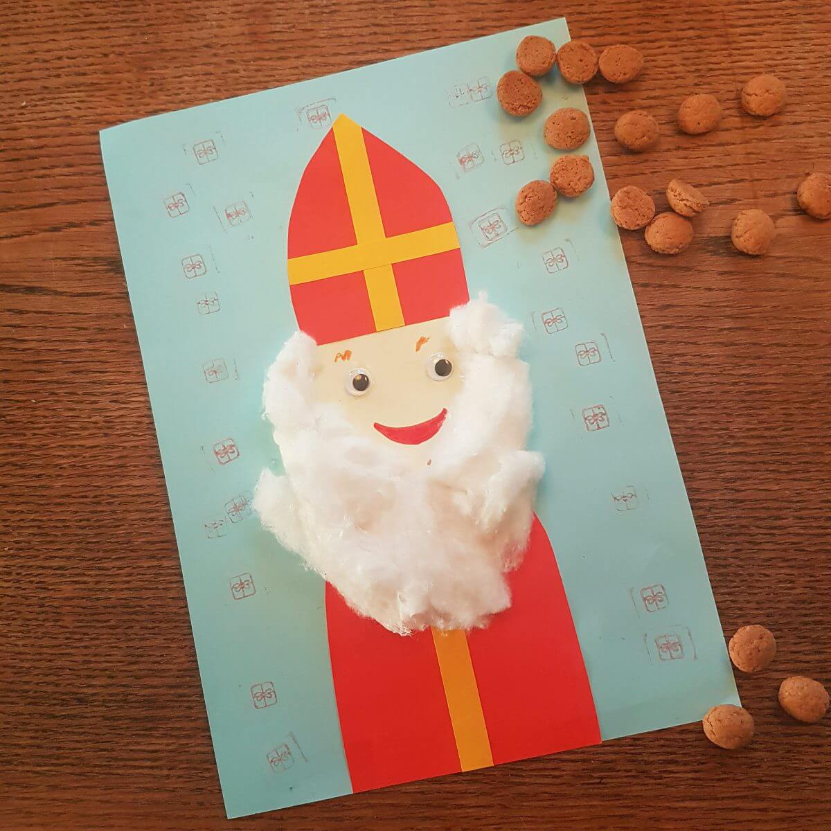 Ideeën om te knutselen met peuter en kleuter. Zoals een Sinterklaas met mijter en baard van watten. 