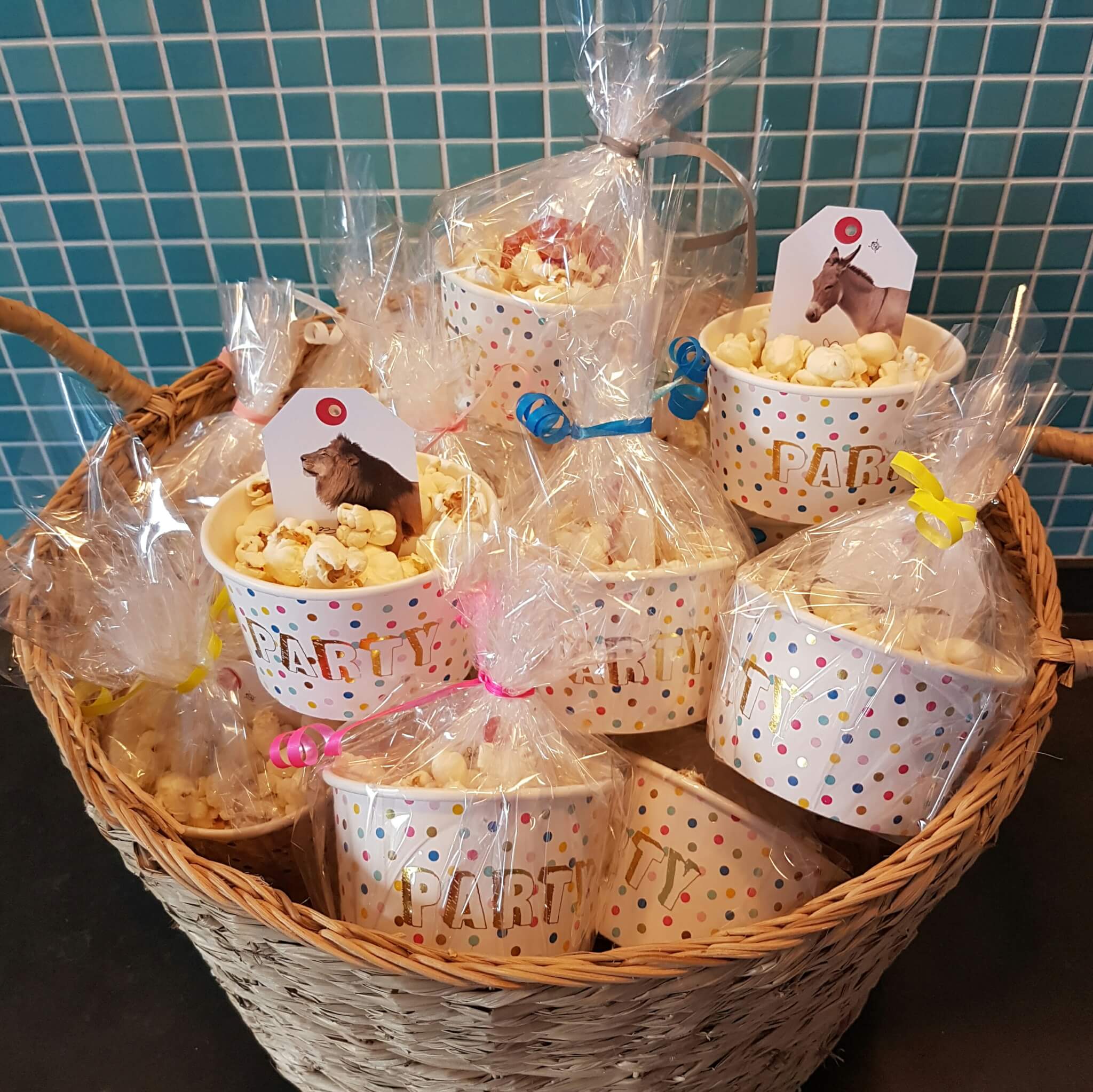 Snelle traktatie voor school: bakje popcorn mét een leuk spelletje Snelle traktatie voor school: bakje popcorn mét een leuk spelletje