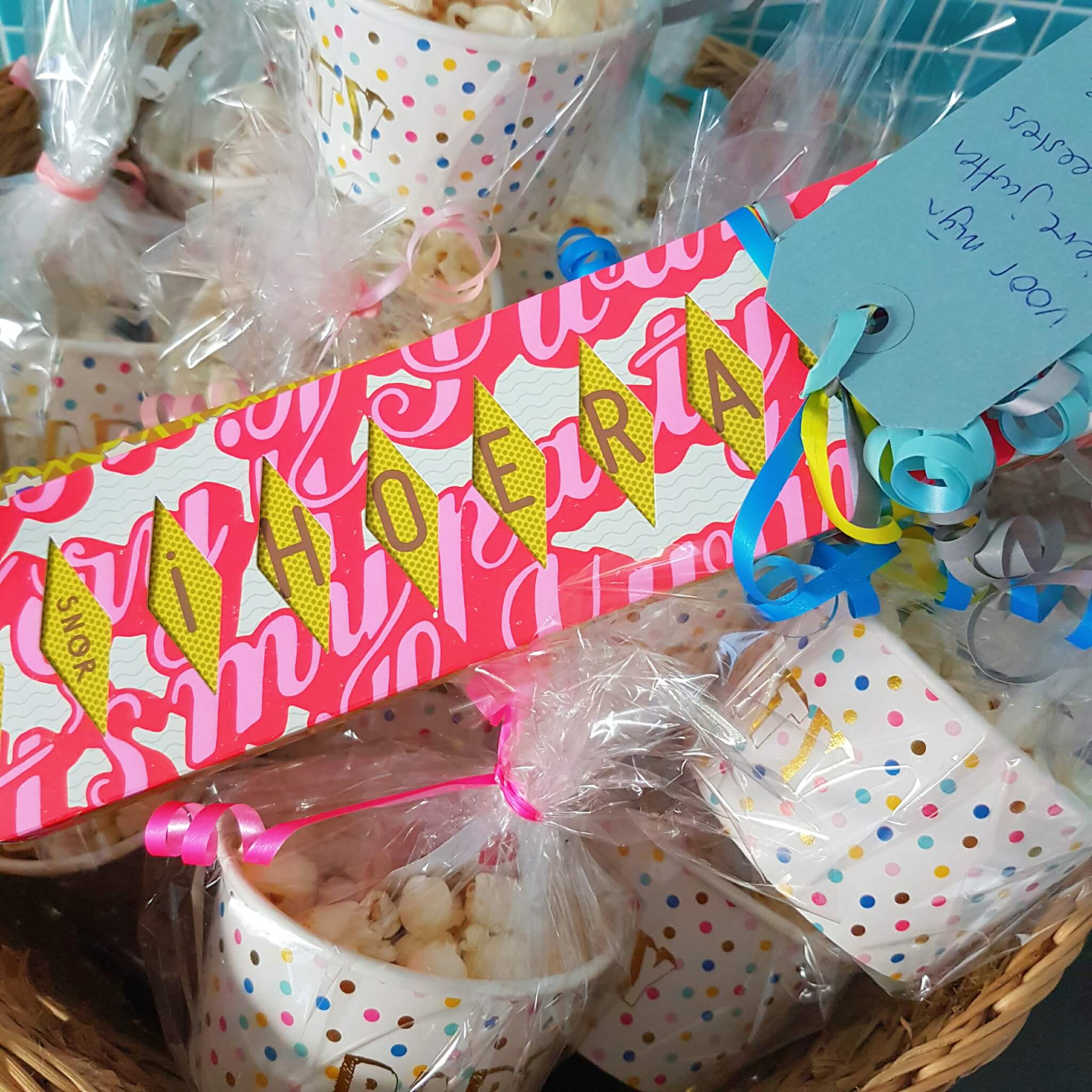 Snelle traktatie voor school: bakje popcorn mét een leuk spelletje Snelle traktatie voor school: bakje popcorn mét een leuk spelletje
