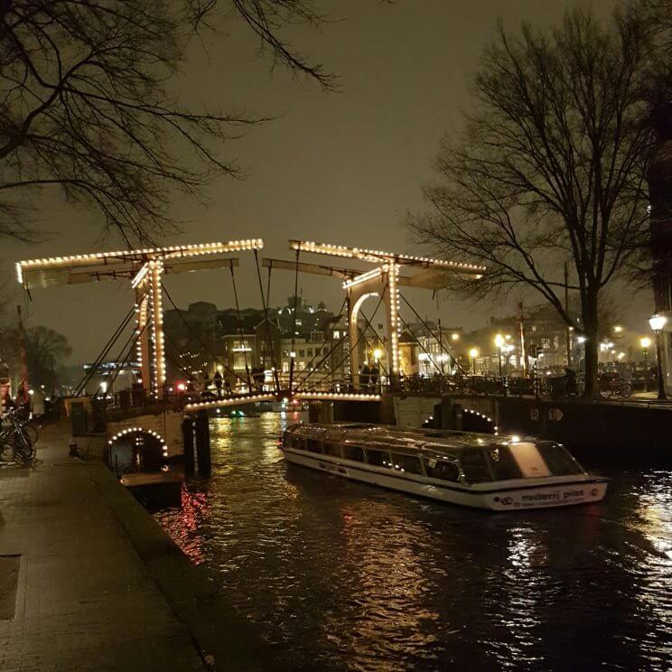 Amsterdam Light Festival: leuke en handige tips met kinderen en tieners. Ieder jaar gaan we naar het Amsterdam Light Festival met de kinderen. Het is inmiddels echt een jaarlijkse traditie. In dit artikel delen we handige en leuke tips voor dit familie uitje.