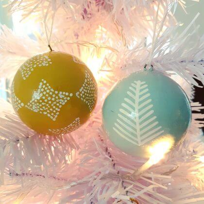 De leukste kindvriendelijke kerstballen en kerstboomhangers in de winkels - dille en kamille