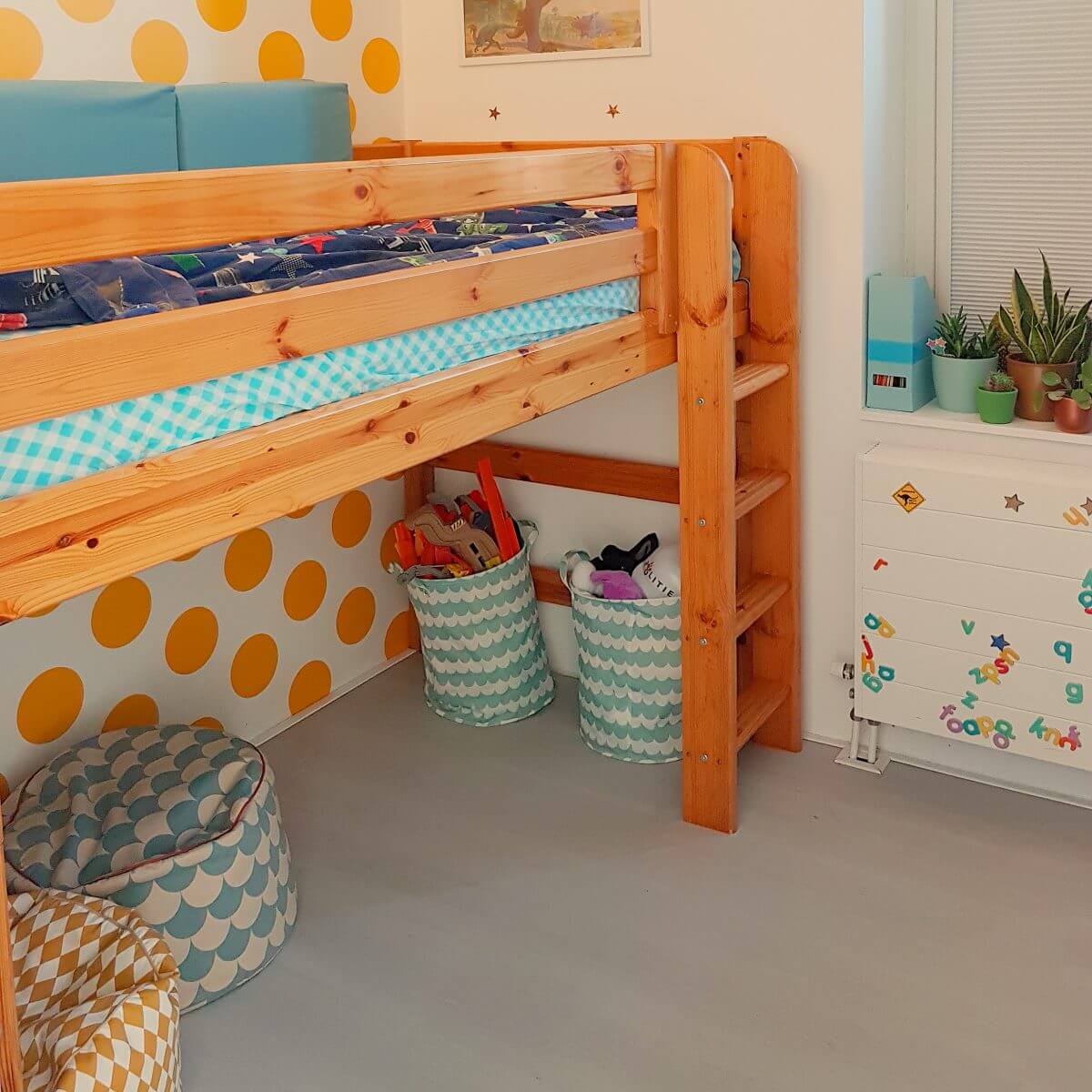 101 organizing tips voor een opgeruimd huis met kinderen. Halfhoogslaper Flexa World semi hoogslaper. Binnenkijker: kleine kinderkamer in geel en blauw, met turkoois, petrol, kobalt, lichtblauw, mint, groen, grijs en wit