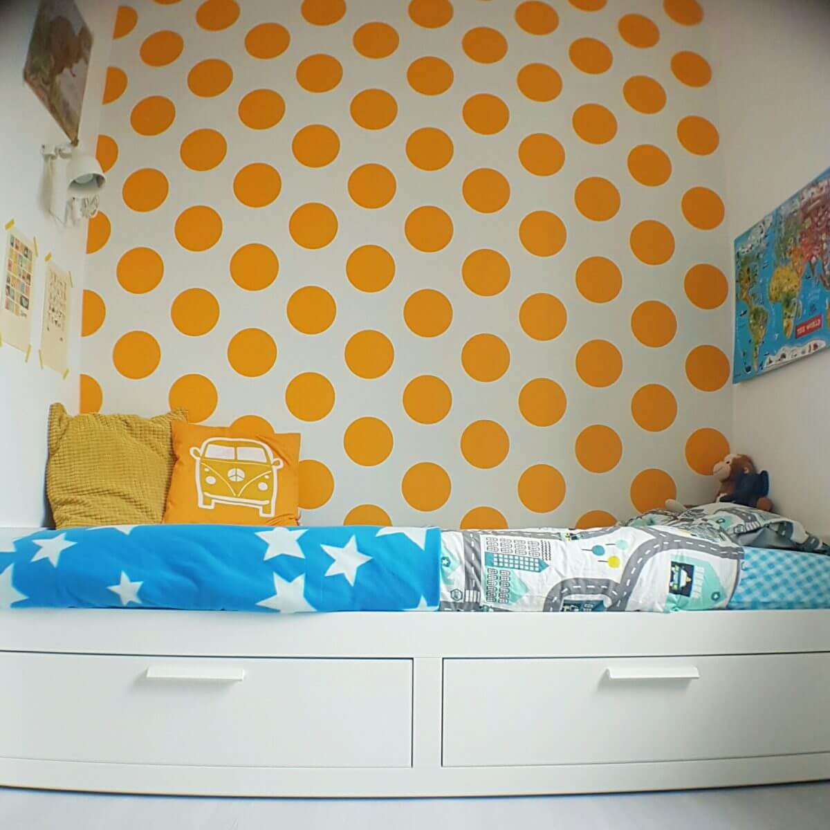 Kleine kinderkamer in geel, turkoois, petrol, kobalt, lichtblauw, mint, groen, grijs en wit. Room Seven behang Dots Yellow. Ikea Brimnes bed Ikea hack. 