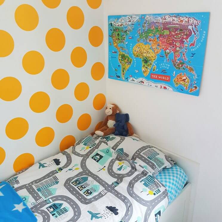 Kleine kinderkamer in geel, turkoois, petrol, kobalt, lichtblauw, mint, groen, grijs en wit. Room Seven behang Dots Yellow. Janod Magnetische wereldkaart