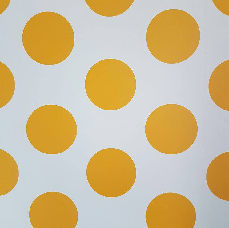 Kleine kinderkamer in geel, turkoois, petrol, kobalt, lichtblauw, mint, groen, grijs en wit. Room Seven behang Dots Yellow