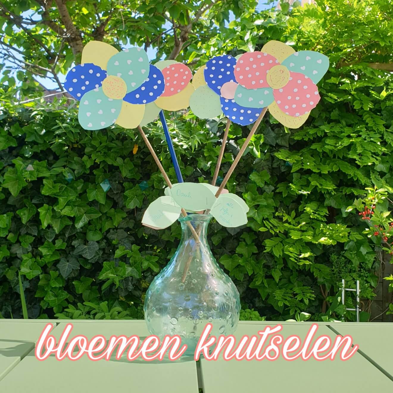 Bloemen knutselen van papier en karton