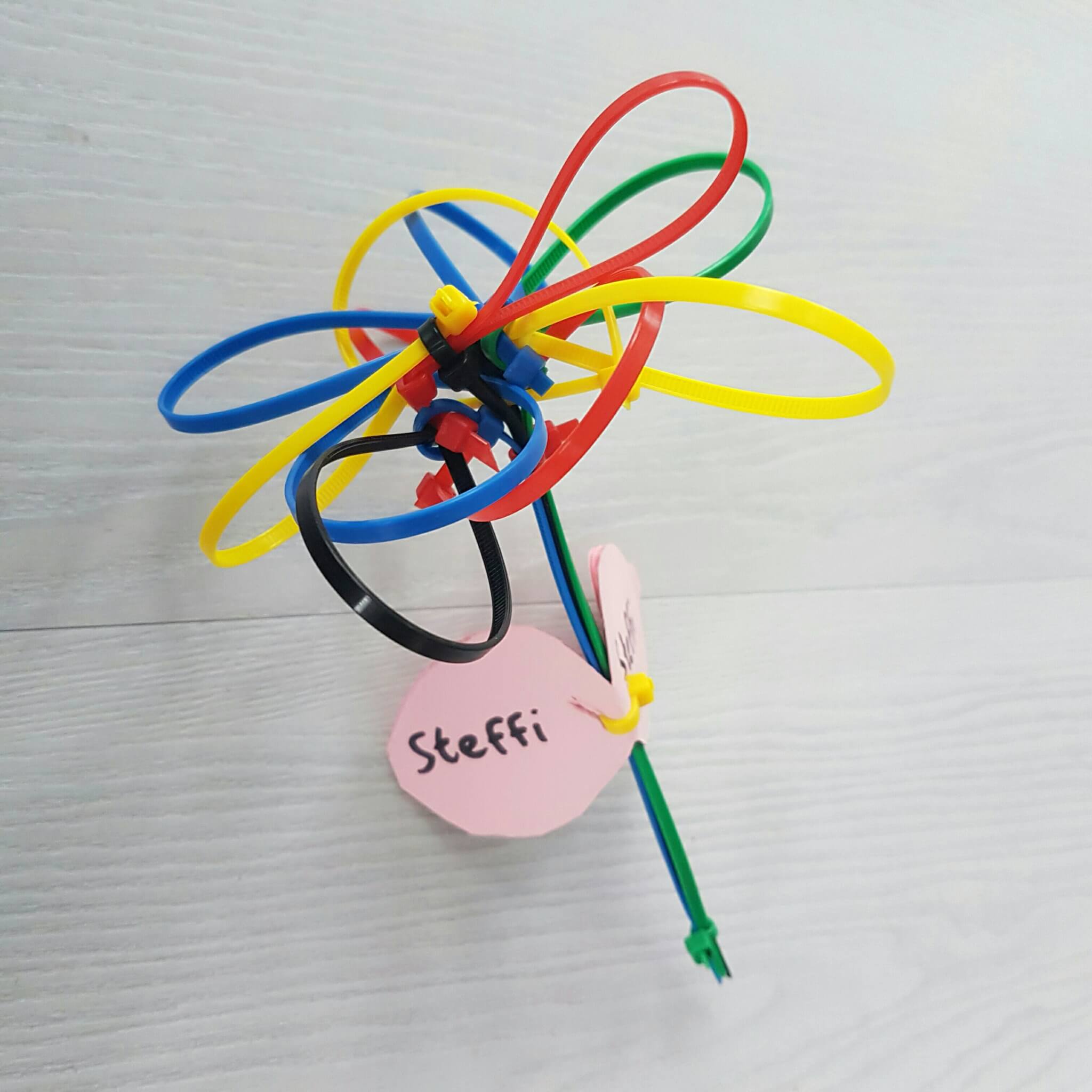 Bloemen knutselen van papier karton rietjes tie wraps juffendag meesterdag vaderdag moederdag Bloemen knutselen van papier karton rietjes tie wraps juffendag meesterdag vaderdag moederdag