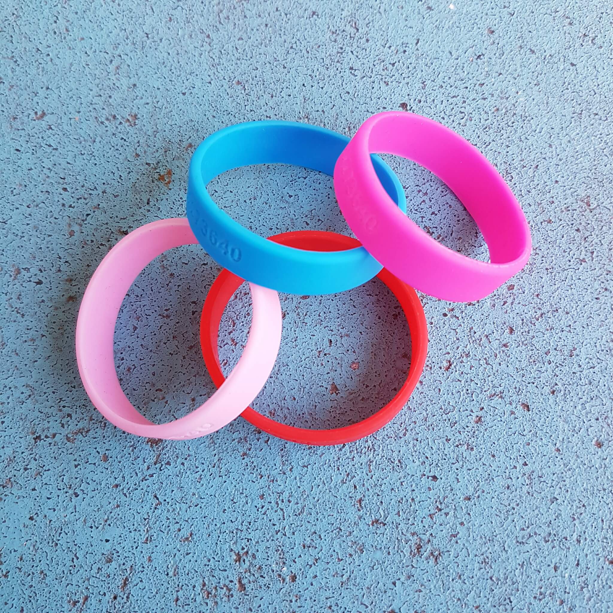 Hippe SOS armbandjes met telefoonnummer of naam Hippe SOS armbandjes met telefoonnummer of naam