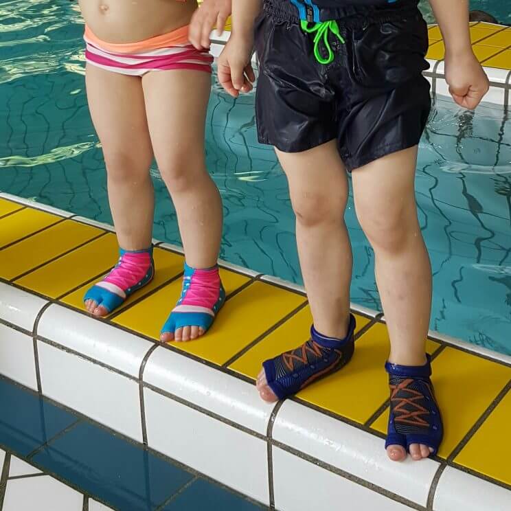 Vakantie cadeautjes voor kinderen – voor onderweg en op vakantie. Handig rondom het zwembad: antislip zwemsokken van Ockyz.