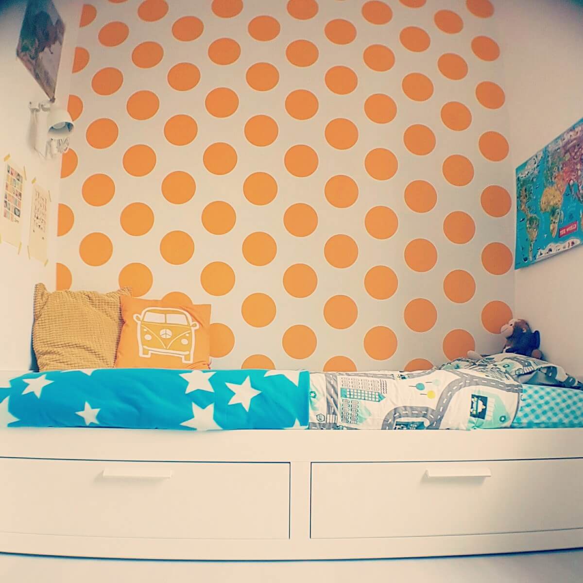 Behang en muurstickers: de leukste keuzes voor de kinderkamer - Room Seven Yellow dots oker geel