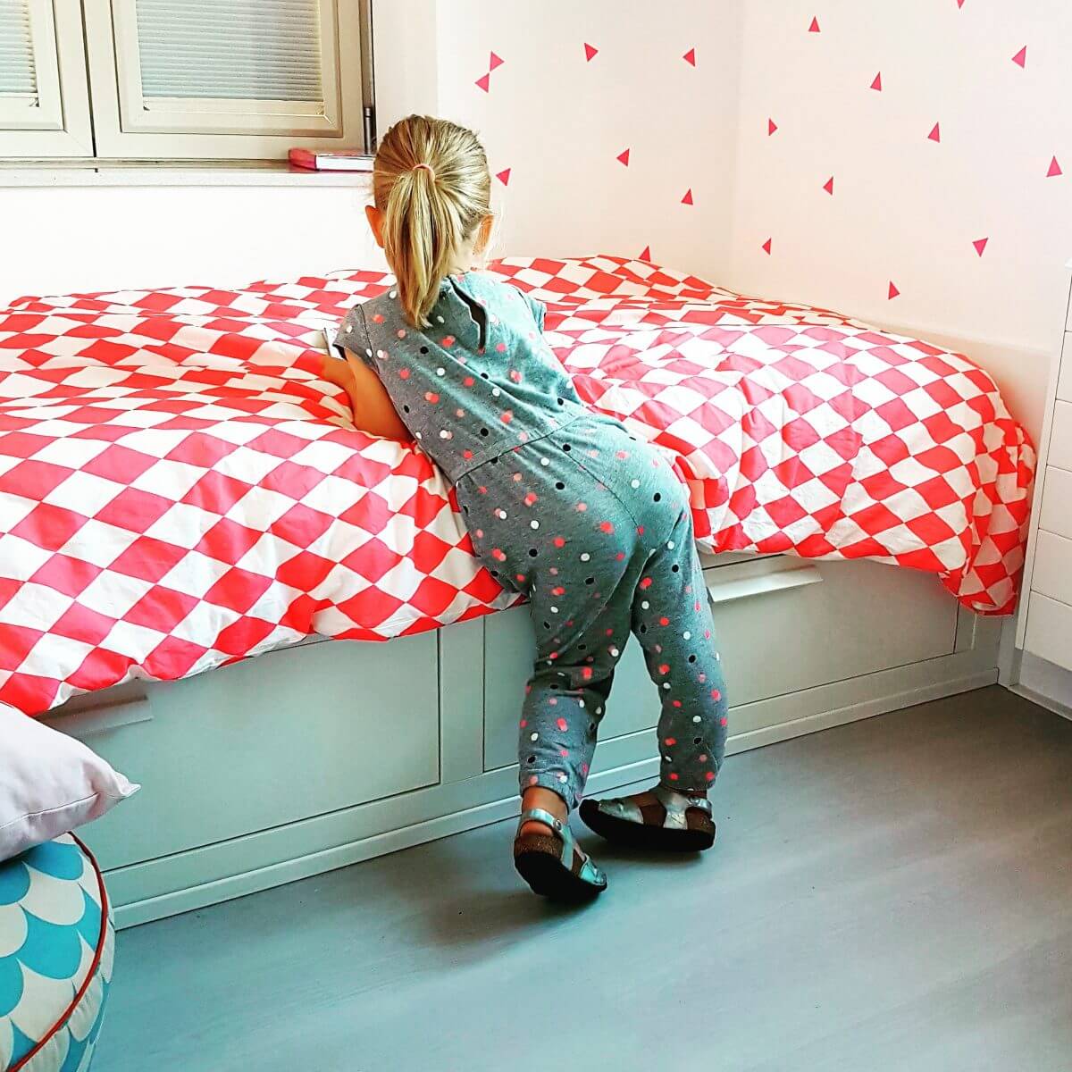 Behang en muurstickers: de leukste keuzes voor de kinderkamer - Ferm living neon fluo roze driehoek muurstickers