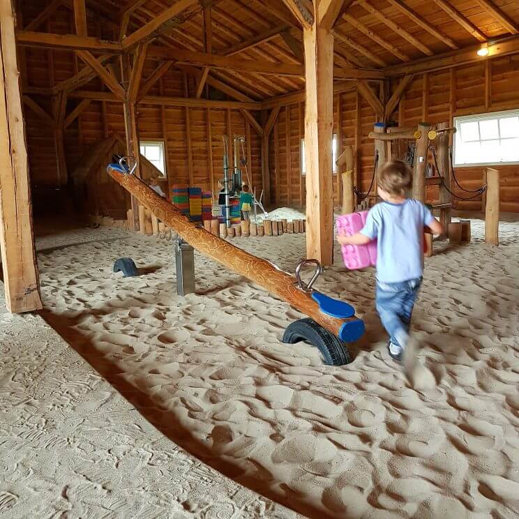 101 binnen uitjes met kinderen, voor als het regent of koud is. De Gerrithoeve in Oisterwijk is een speelboerderij met een restaurant. Kinderen kunnen behalve buiten spelen ook binnen in een heuse zandspeeltuin spelen. We gingen met ons peuter meisje van 3 jaar en onze kleuter jongen van 5 jaar.