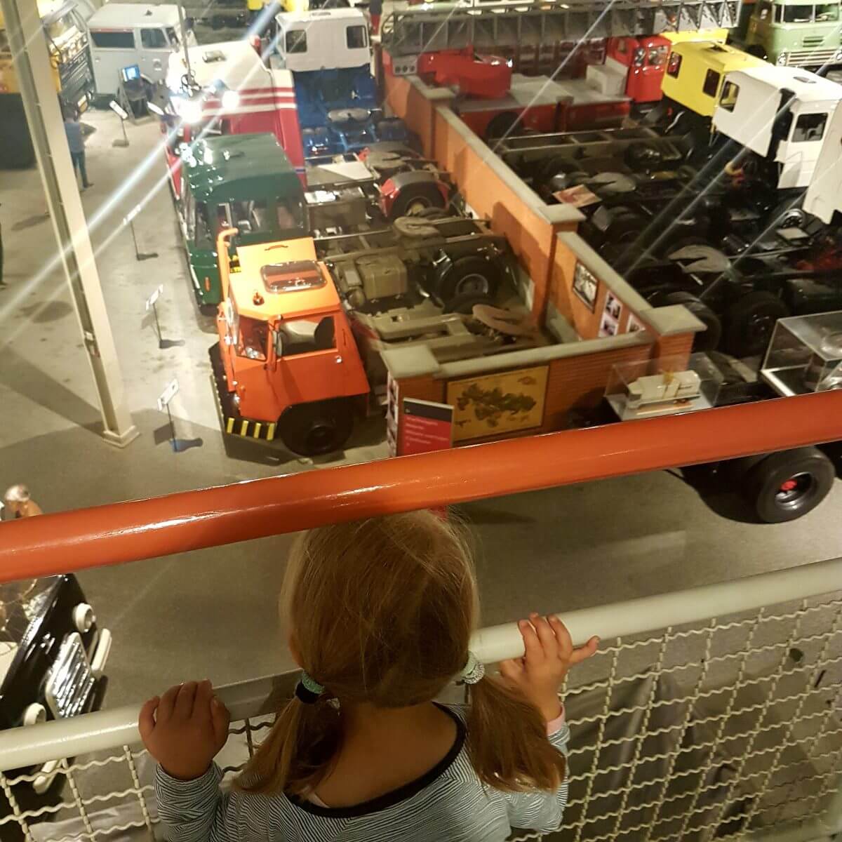 Toen we in Eindhoven waren hoorde zoonlief over het DAF Museum, waar hij absoluut heen wilde. Die grote trucks en kleine DAF autootjes bleken een groot succes.