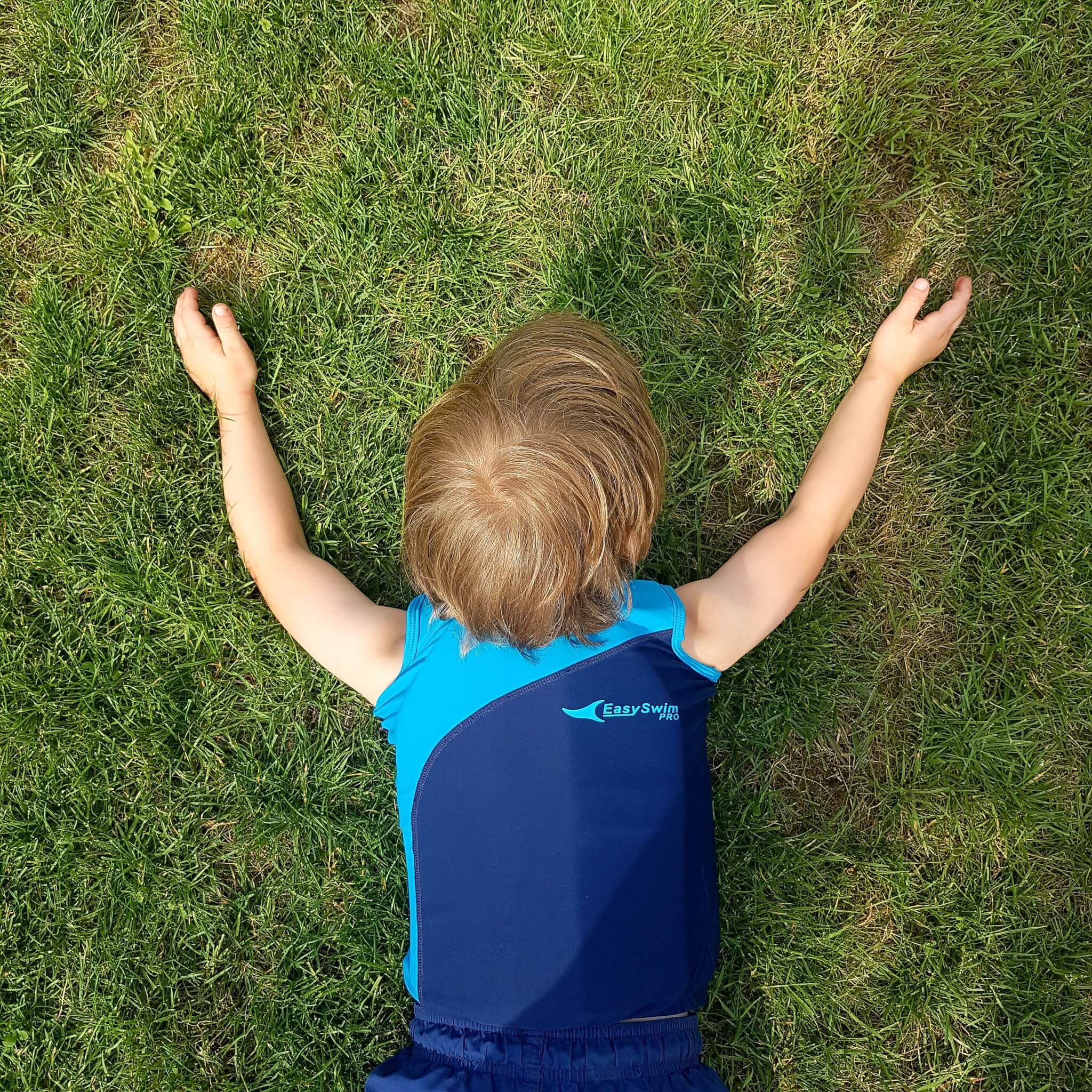 Vooravond in de tussentijd erts Waarom ik drijfvestjes veel fijner vind om te leren zwemmen dan zwembandjes  - Leuk met kids Leuk met kids