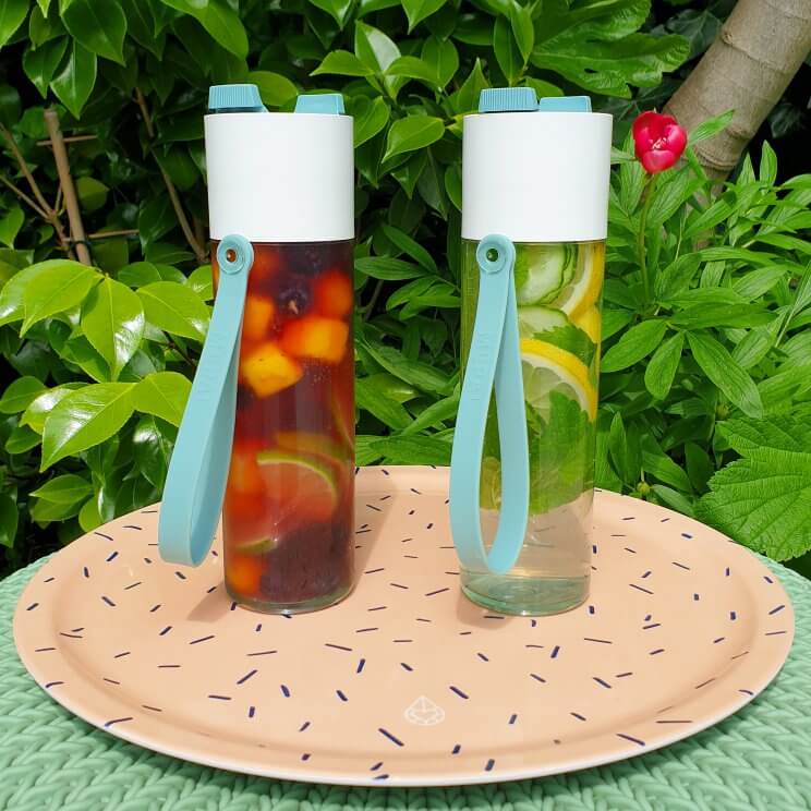 Is het een zomerse dag? De waterfles JustWater vul je met water en fruit. En eventueel ijsblokjes om het koud te houden.
