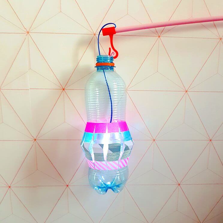 Mooie lantaarn of lampion voor Sint Maarten knutselen: heel veel ideeën. Zoals deze lampion van een plastic petfles. 