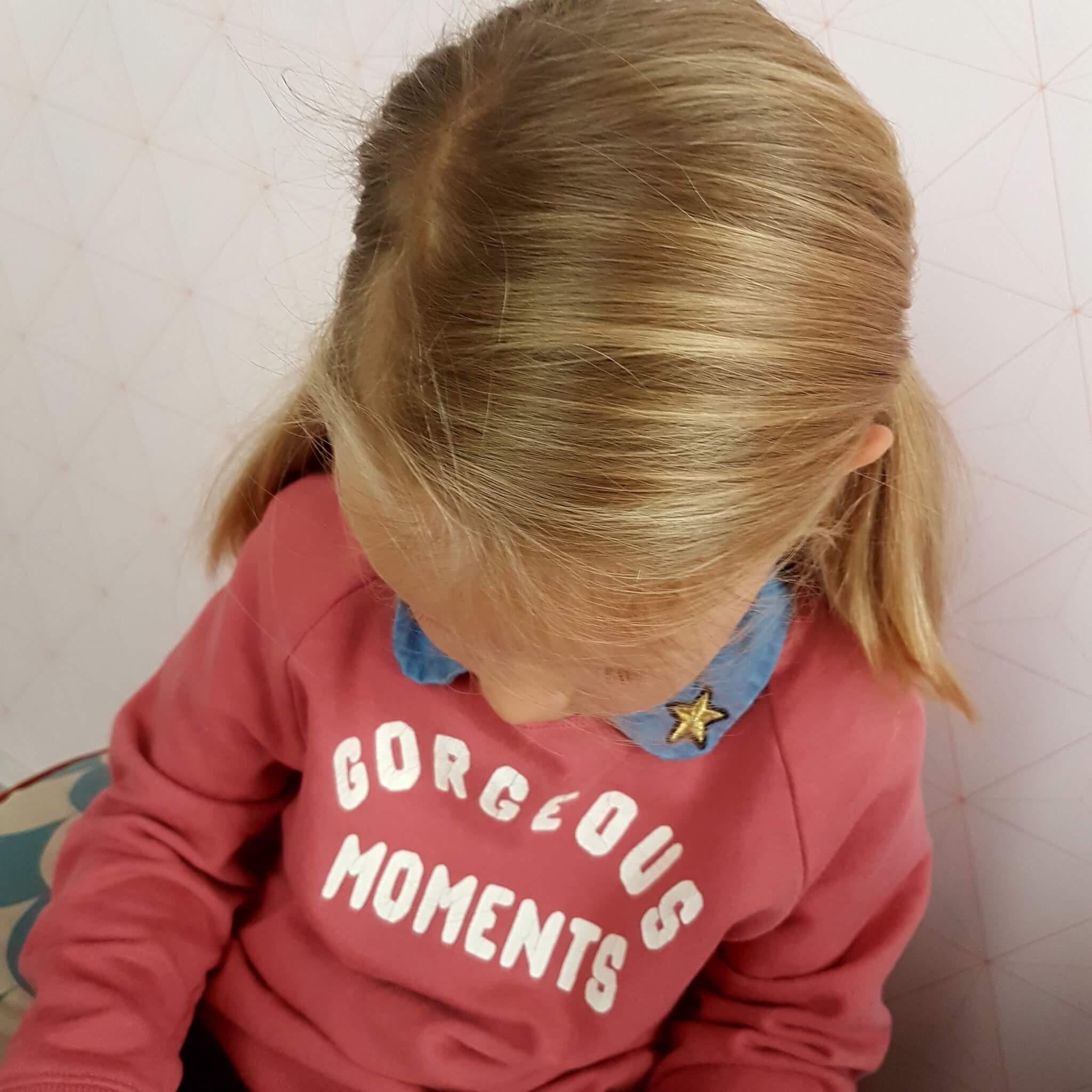 Kinderkleding trend: een los kraagje voor onder een trui of jurk