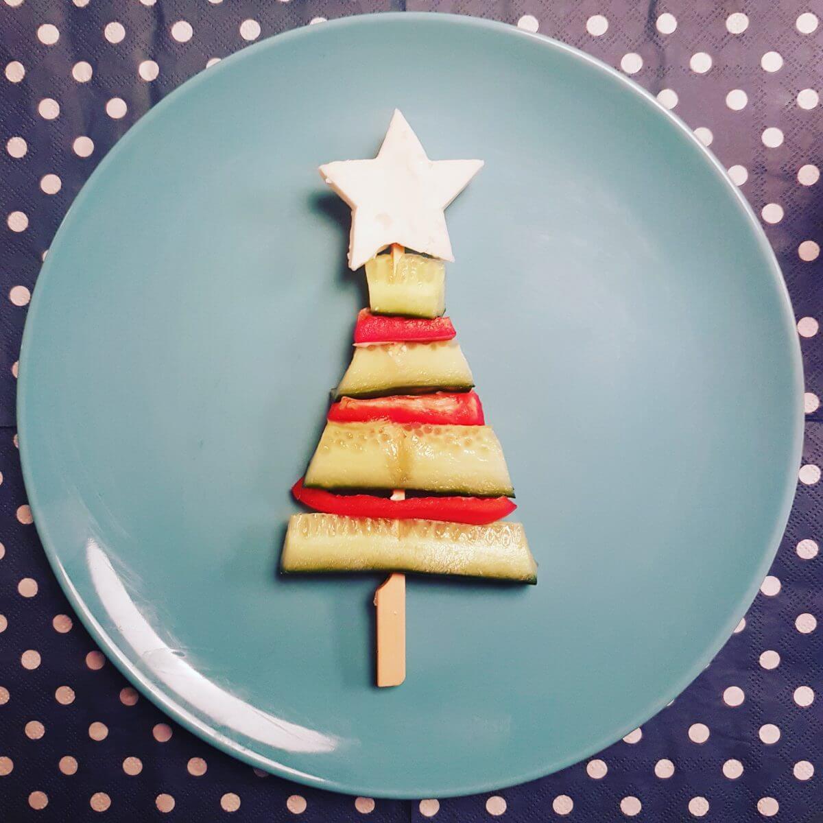De leukste kindvriendelijke recepten voor kerstdiner en kerstontbijt - op school en thuis - groentenprikker in de vorm van een kerstboom
