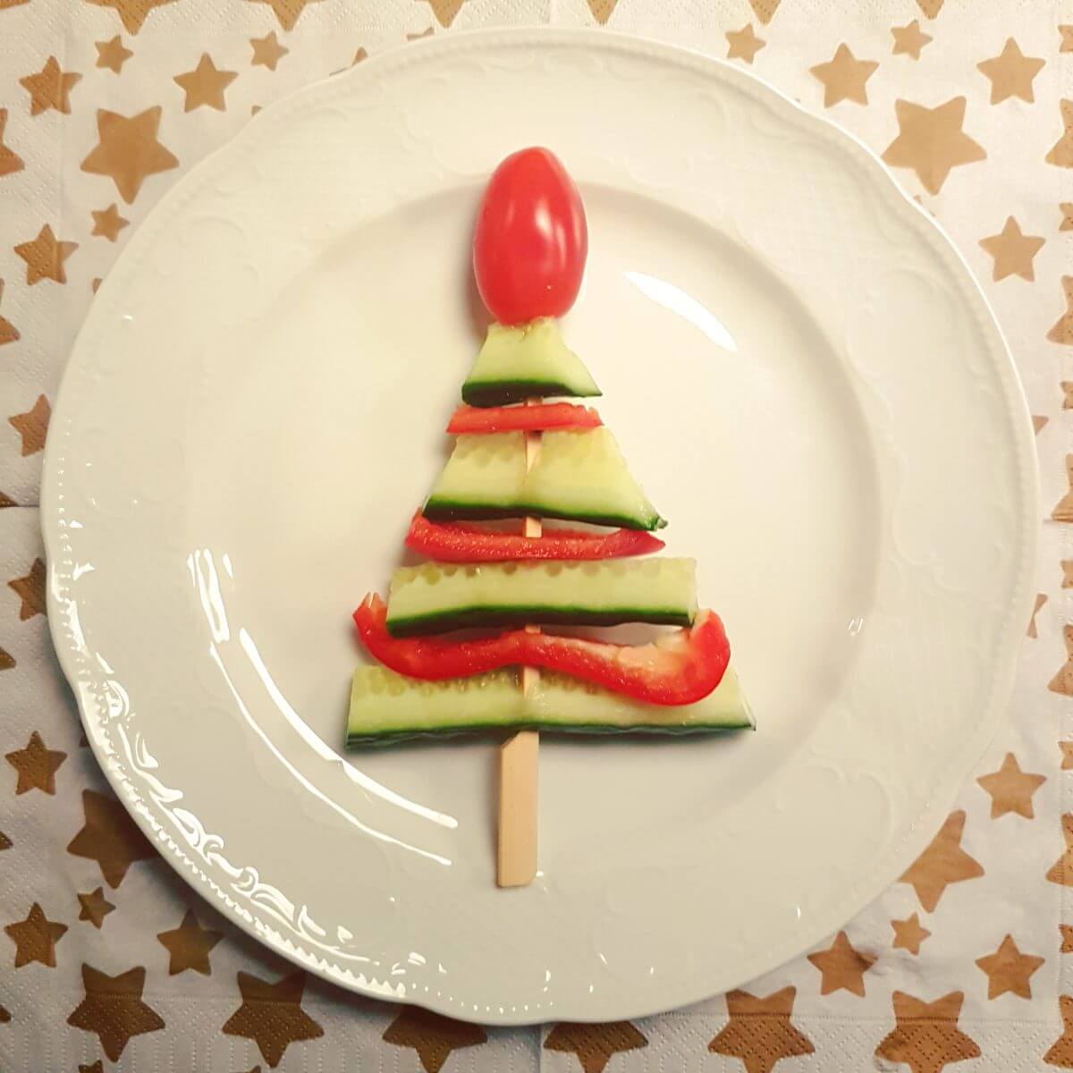 De leukste kindvriendelijke recepten voor kerstdiner en kerstontbijt - op school en thuis - groentenprikker in de vorm van een kerstboom