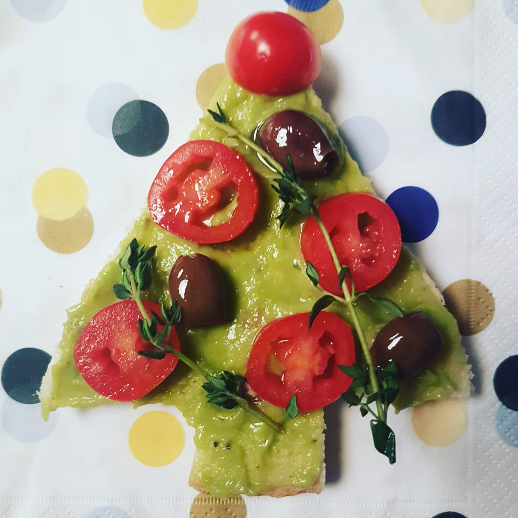 De leukste kindvriendelijke recepten voor kerstdiner en kerstontbijt - op school en thuis - kerstboom gemaakt van brood, guacamole en tomaat